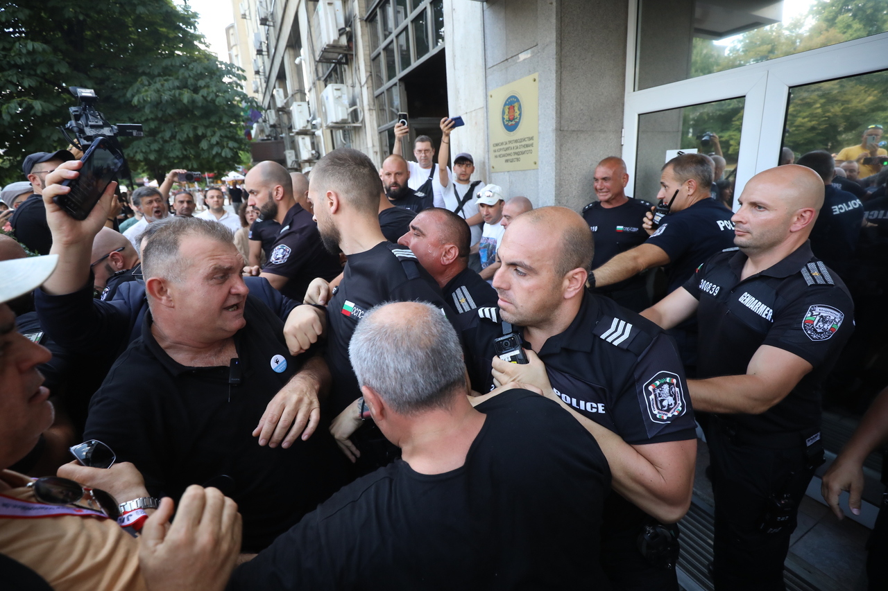 <p>Граждани се събраха пред сградата на Комисията за противодействие на корупцията на протест с искане за оставката на Антон Славчев, изпълняващ функциите председател на комисията и цялостно закриване на органа.</p>