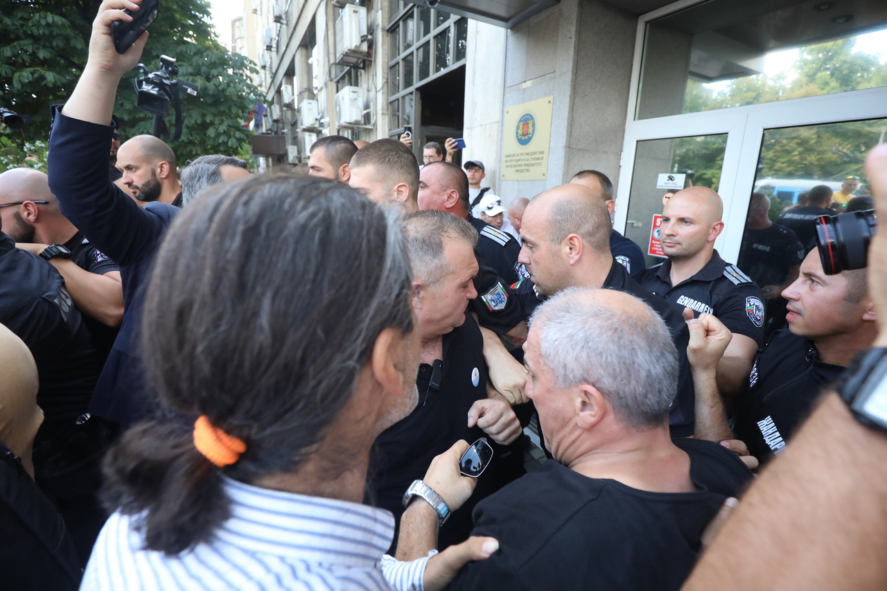 <p>Граждани се събраха пред сградата на Комисията за противодействие на корупцията на протест с искане за оставката на Антон Славчев, изпълняващ функциите председател на комисията и цялостно закриване на органа.</p>