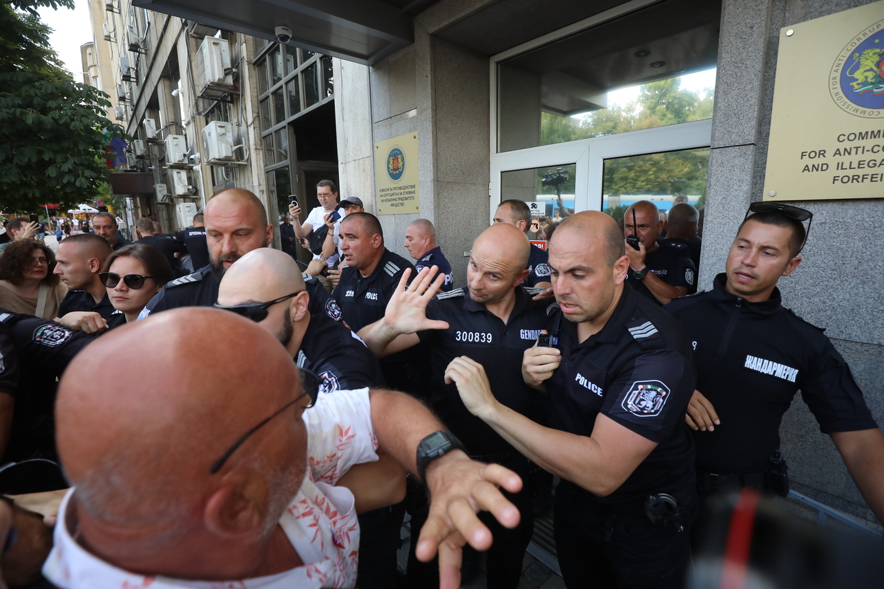 <p>Граждани се събраха пред сградата на Комисията за противодействие на корупцията на протест с искане за оставката на Антон Славчев, изпълняващ функциите председател на комисията и цялостно закриване на органа.</p>