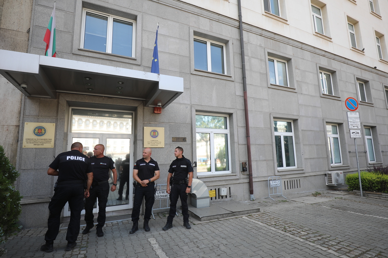 <p>Граждани се събраха пред сградата на Комисията за противодействие на корупцията на протест с искане за оставката на Антон Славчев, изпълняващ функциите председател на комисията и цялостно закриване на органа.</p>