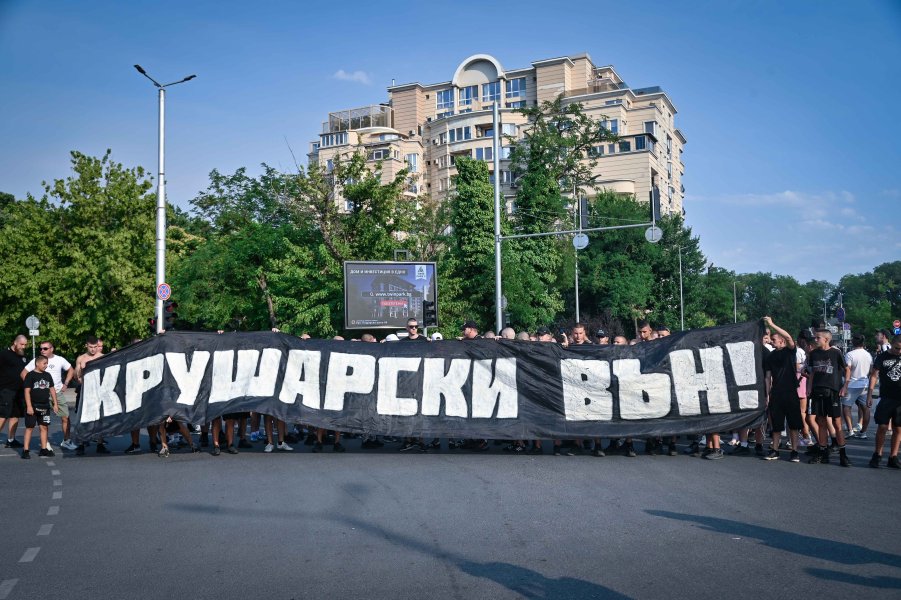 Фенове на Локомотив Пловдив с протест срещу собственика Христо Крушарски1