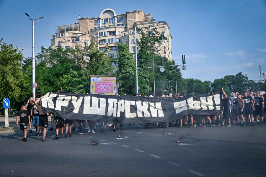 Фенове на Локомотив Пловдив с протест срещу собственика Христо Крушарски1