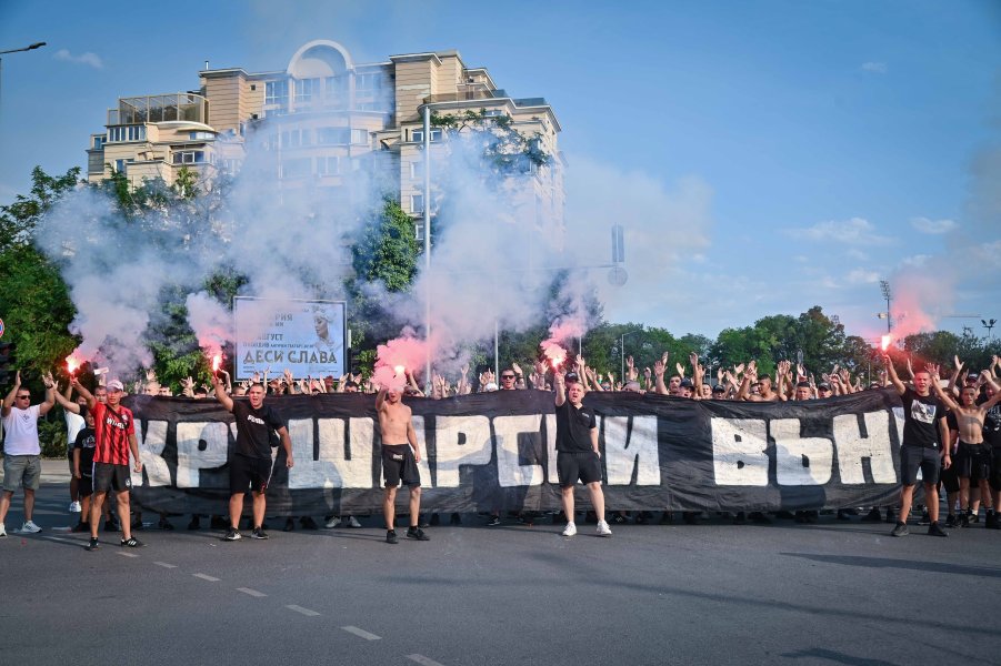 Фенове на Локомотив Пловдив с протест срещу собственика Христо Крушарски1
