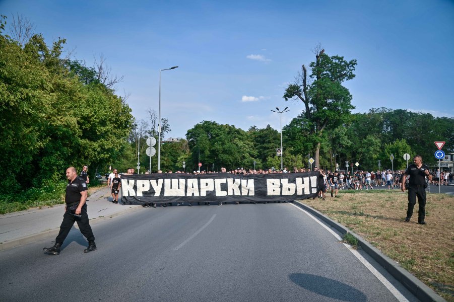 Фенове на Локомотив Пловдив с протест срещу собственика Христо Крушарски1