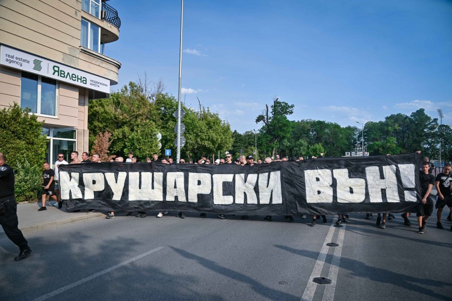Фенове на Локомотив Пловдив с протест срещу собственика Христо Крушарски1