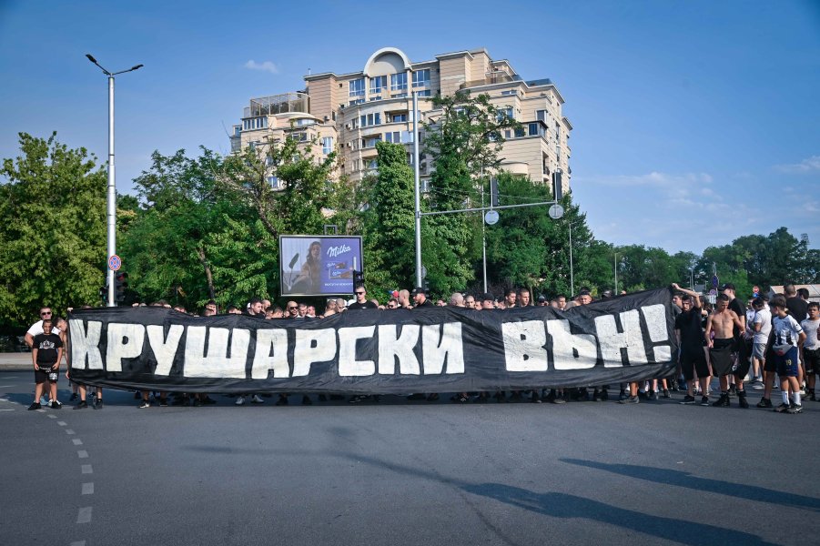 Фенове на Локомотив Пловдив с протест срещу собственика Христо Крушарски1