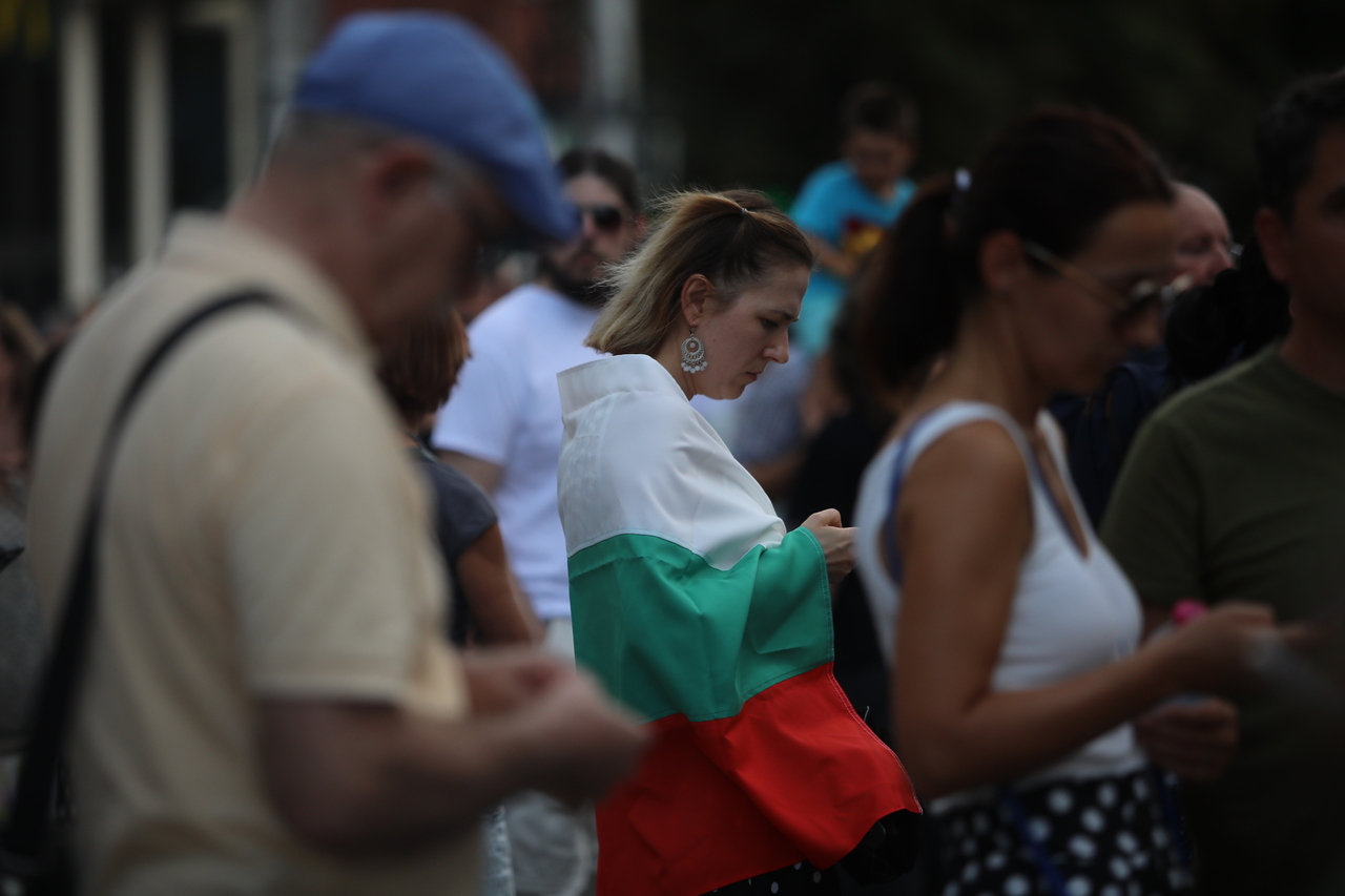 <p>Граждани поискаха оставката на изпълняващия функциите (и.ф.) главен прокурор Борислав Сарафов с протестно шествие от Съдебната палата в София и крайна точка историческата сграда на Народното събрание.</p>