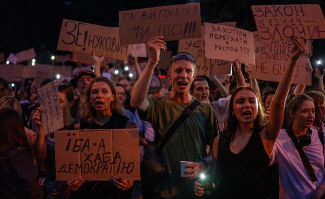 Протести срещу Володимир Зеленски заляха Украйна