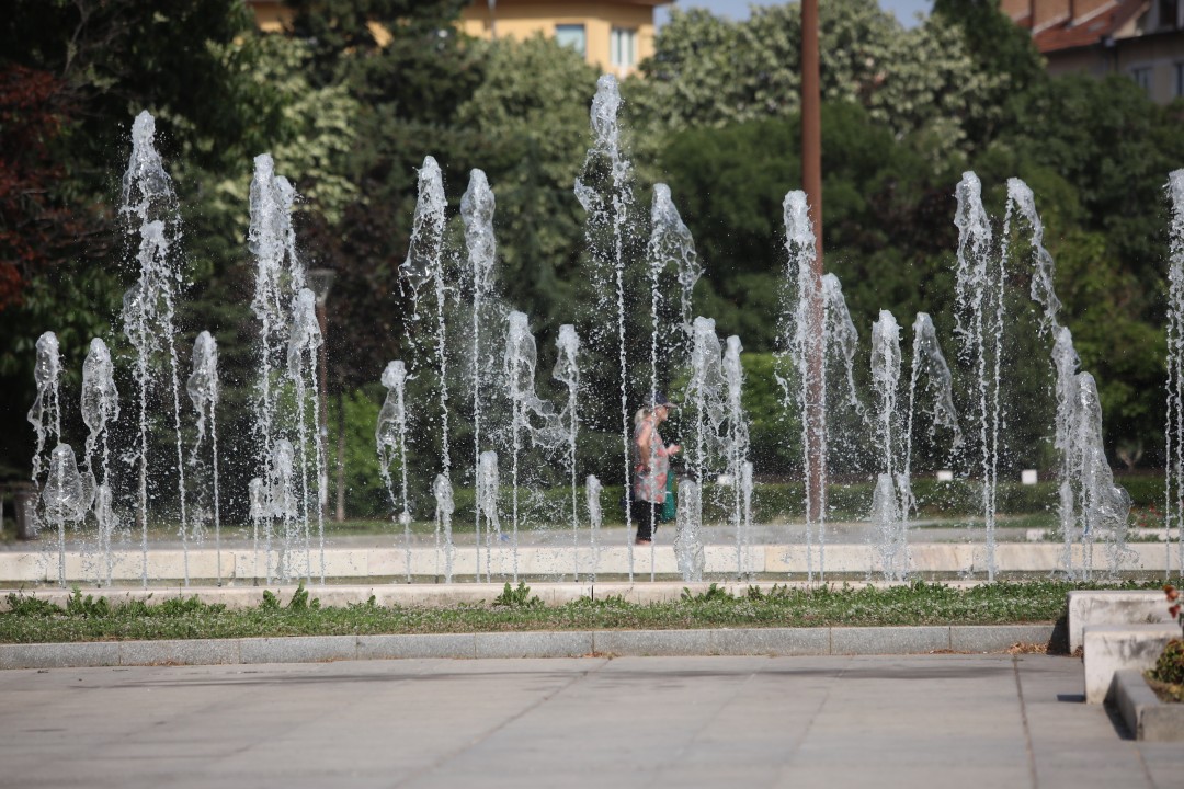 <p>Температурите в столицата достигнаха над 35&deg;C, а улиците на София се превърнаха в сцена на битка с горещината. От празни паркове и търсещи сянка минувачи до освежаващи фонтани и разхлаждащи напитки - вижте как жителите на града посрещат най-горещите дни на лятото.</p>