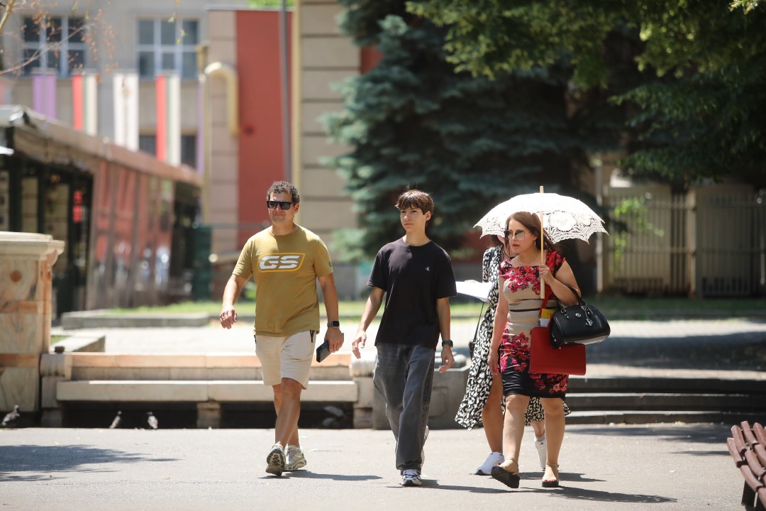 <p>Температурите в столицата достигнаха над 35&deg;C, а улиците на София се превърнаха в сцена на битка с горещината. От празни паркове и търсещи сянка минувачи до освежаващи фонтани и разхлаждащи напитки - вижте как жителите на града посрещат най-горещите дни на лятото.</p>