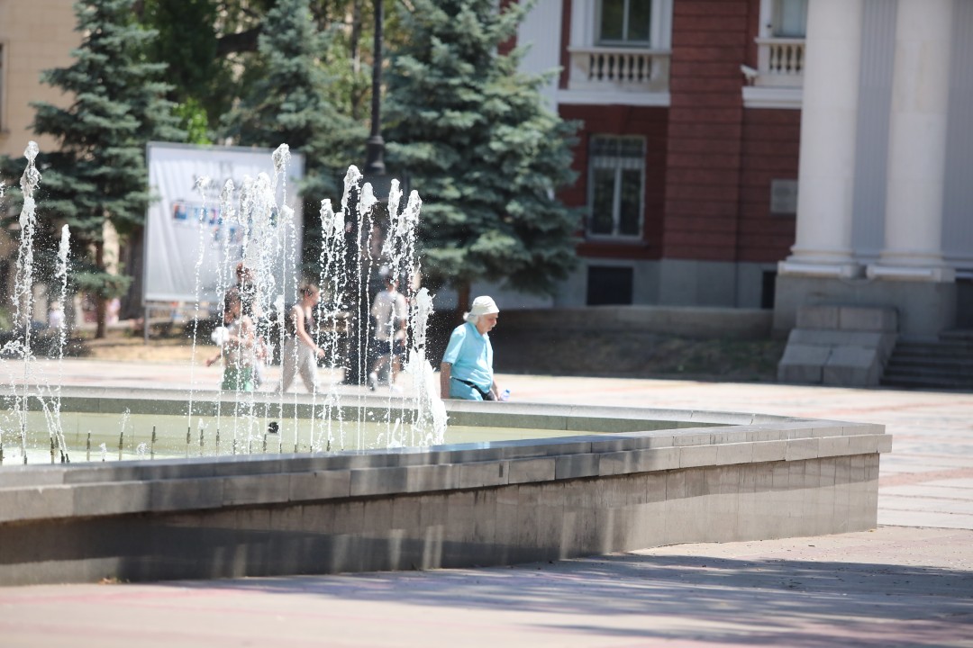 <p>Температурите в столицата достигнаха над 35&deg;C, а улиците на София се превърнаха в сцена на битка с горещината. От празни паркове и търсещи сянка минувачи до освежаващи фонтани и разхлаждащи напитки - вижте как жителите на града посрещат най-горещите дни на лятото.</p>