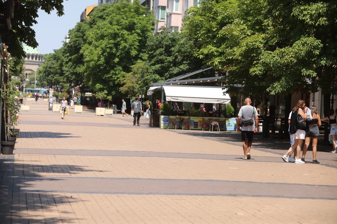 <p>Температурите в столицата достигнаха над 35&deg;C, а улиците на София се превърнаха в сцена на битка с горещината. От празни паркове и търсещи сянка минувачи до освежаващи фонтани и разхлаждащи напитки - вижте как жителите на града посрещат най-горещите дни на лятото.</p>