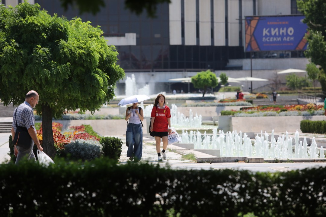 <p>Температурите в столицата достигнаха над 35&deg;C, а улиците на София се превърнаха в сцена на битка с горещината. От празни паркове и търсещи сянка минувачи до освежаващи фонтани и разхлаждащи напитки - вижте как жителите на града посрещат най-горещите дни на лятото.</p>