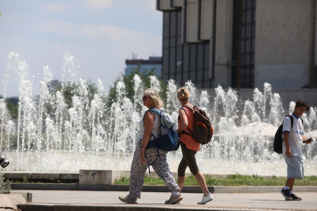 <p>Температурите в столицата достигнаха над 35&deg;C, а улиците на София се превърнаха в сцена на битка с горещината. От празни паркове и търсещи сянка минувачи до освежаващи фонтани и разхлаждащи напитки - вижте как жителите на града посрещат най-горещите дни на лятото.</p>