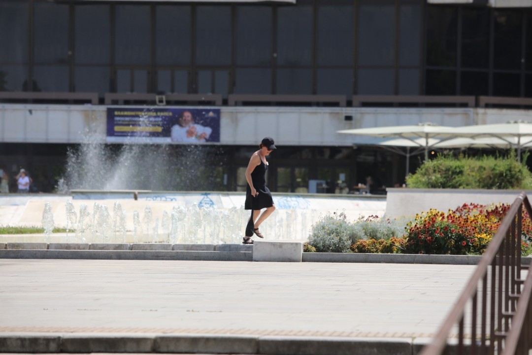 <p>Температурите в столицата достигнаха над 35&deg;C, а улиците на София се превърнаха в сцена на битка с горещината. От празни паркове и търсещи сянка минувачи до освежаващи фонтани и разхлаждащи напитки - вижте как жителите на града посрещат най-горещите дни на лятото.</p>