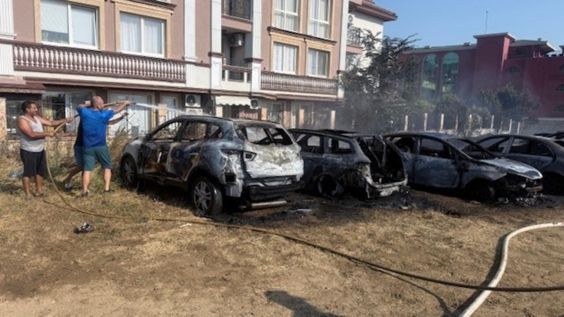 Двадесет и два леки автомобила са напълно изгорели при възникналия