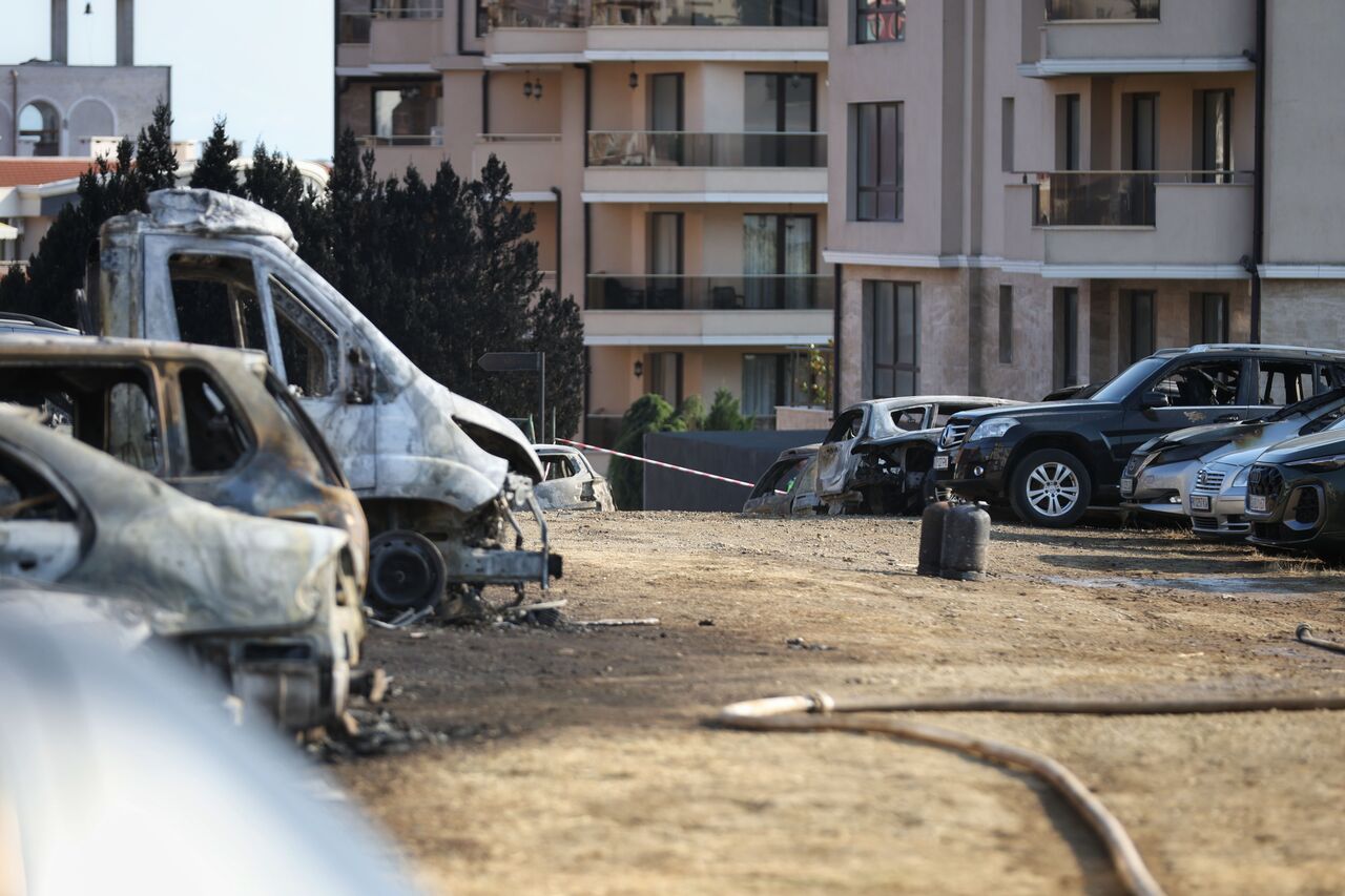 <p>Двадесет и два леки автомобила са напълно изгорели при възникналия по-рано днес пожар в Свети Влас.</p>