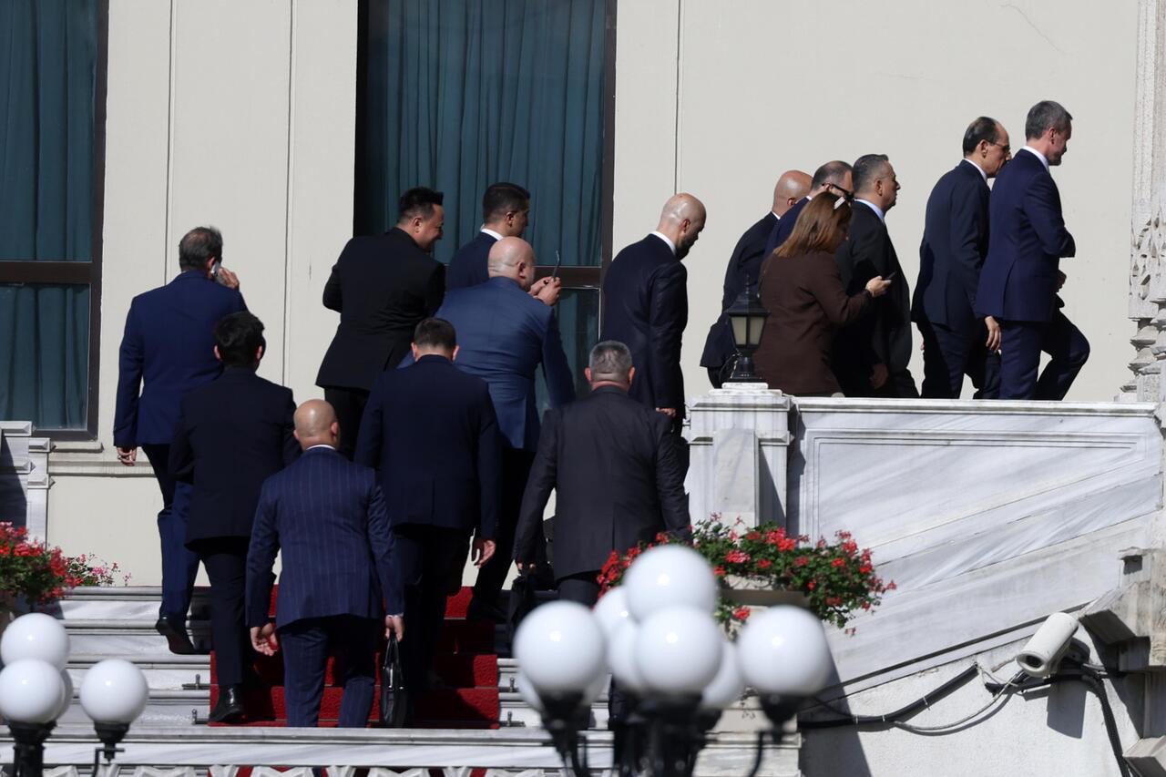 Представители на Украйна и Русия пристигнаха в двореца "Чираган".