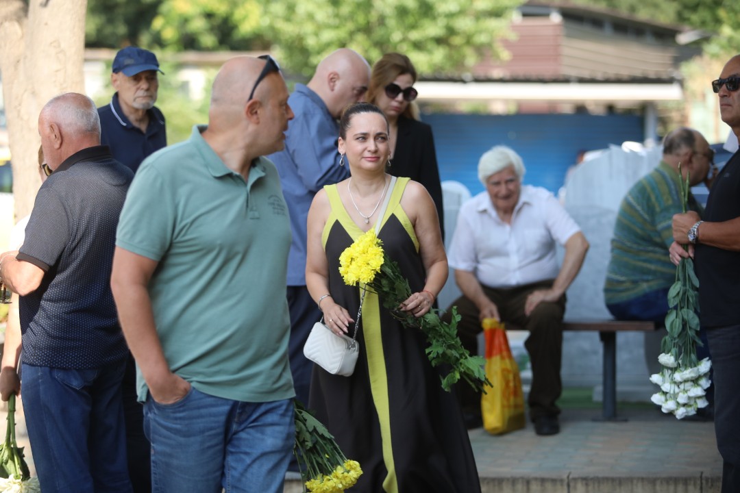 <p>Близки, приятели и обществени личности се събраха, за да отдадат последна почит на Тодор Славков &ndash; наследник на една от най-емблематичните български фамилии. Вълнение, тъга и благодарност белязаха този прощален ден.</p>