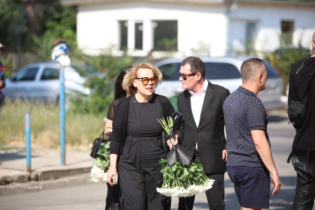 <p>Близки, приятели и обществени личности се събраха, за да отдадат последна почит на Тодор Славков &ndash; наследник на една от най-емблематичните български фамилии. Вълнение, тъга и благодарност белязаха този прощален ден.</p>
