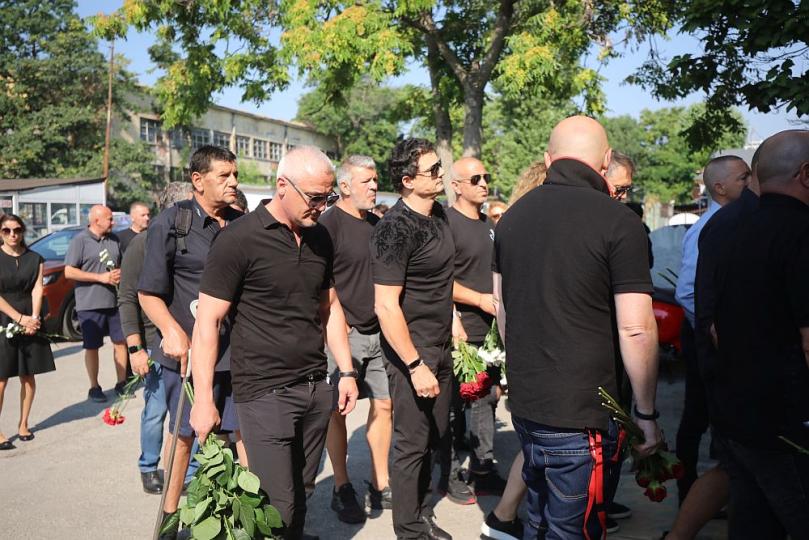 <p>Близки и приятели изпратиха Тодор Славков в последния му път</p>