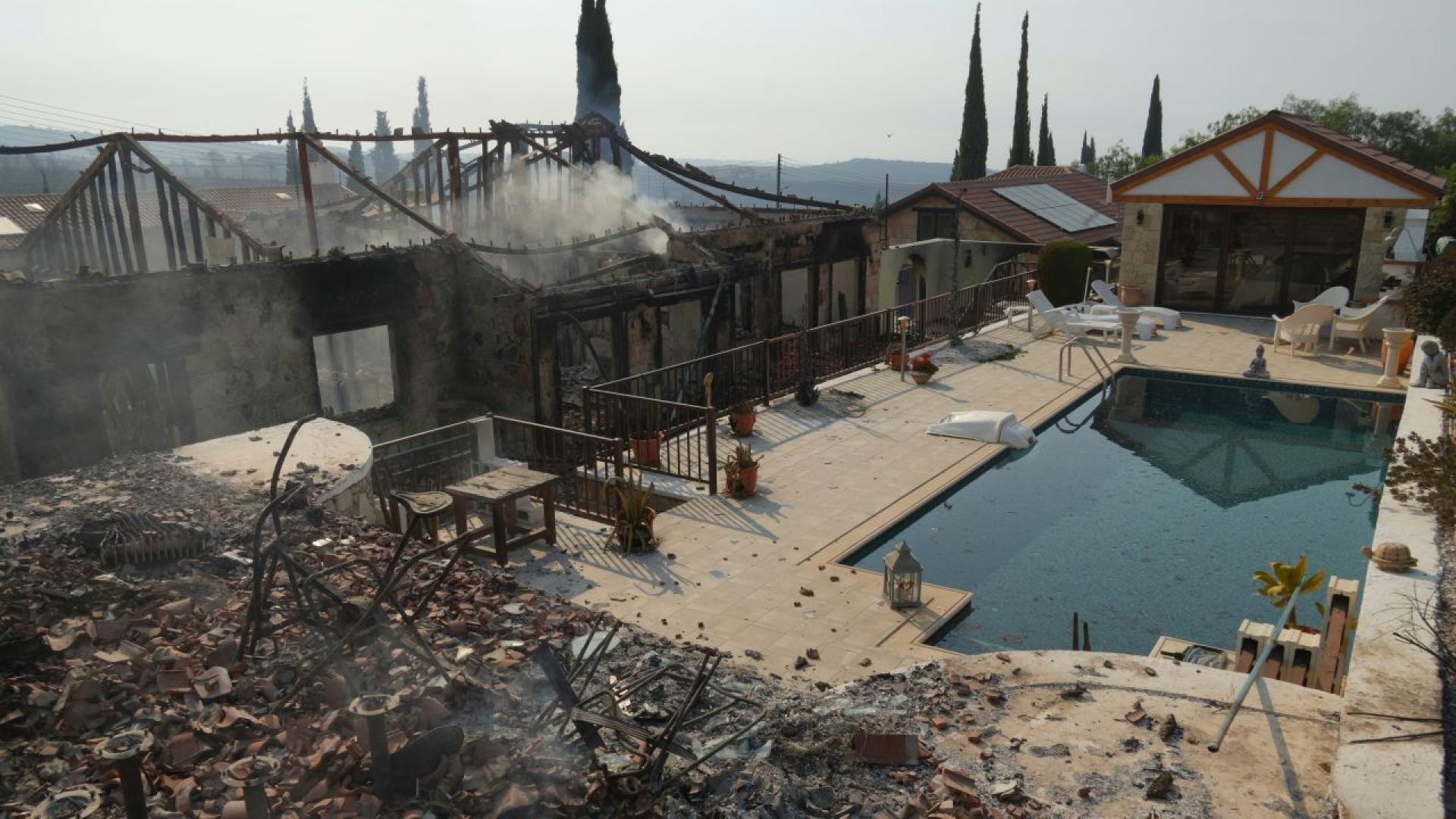 Двама души загинаха а стотици бяха евакуирани след като масивен