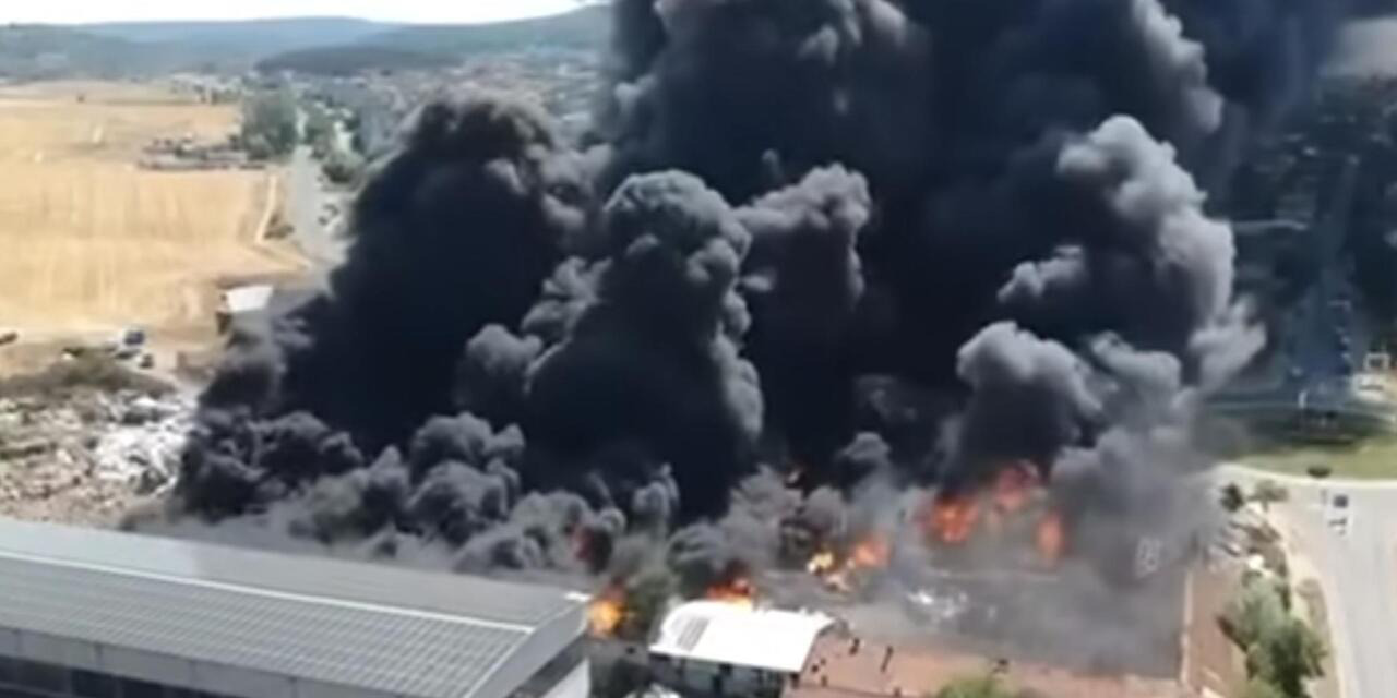 <p>Гъст черен дим над Средец след пожар</p>