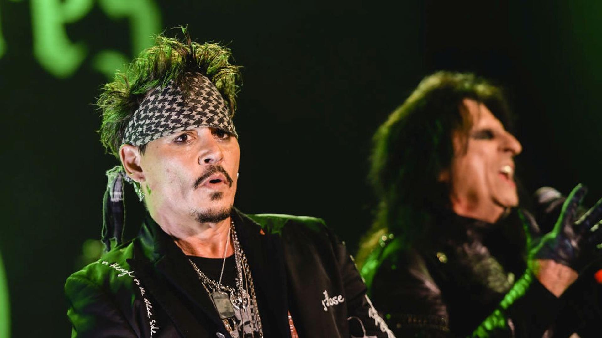 Джони Деп изненада публиката с появата си на концерт на