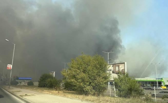 Огромен пожар до жилищни блокове в квартал „Люлин“ в София (СНИМКИ)
