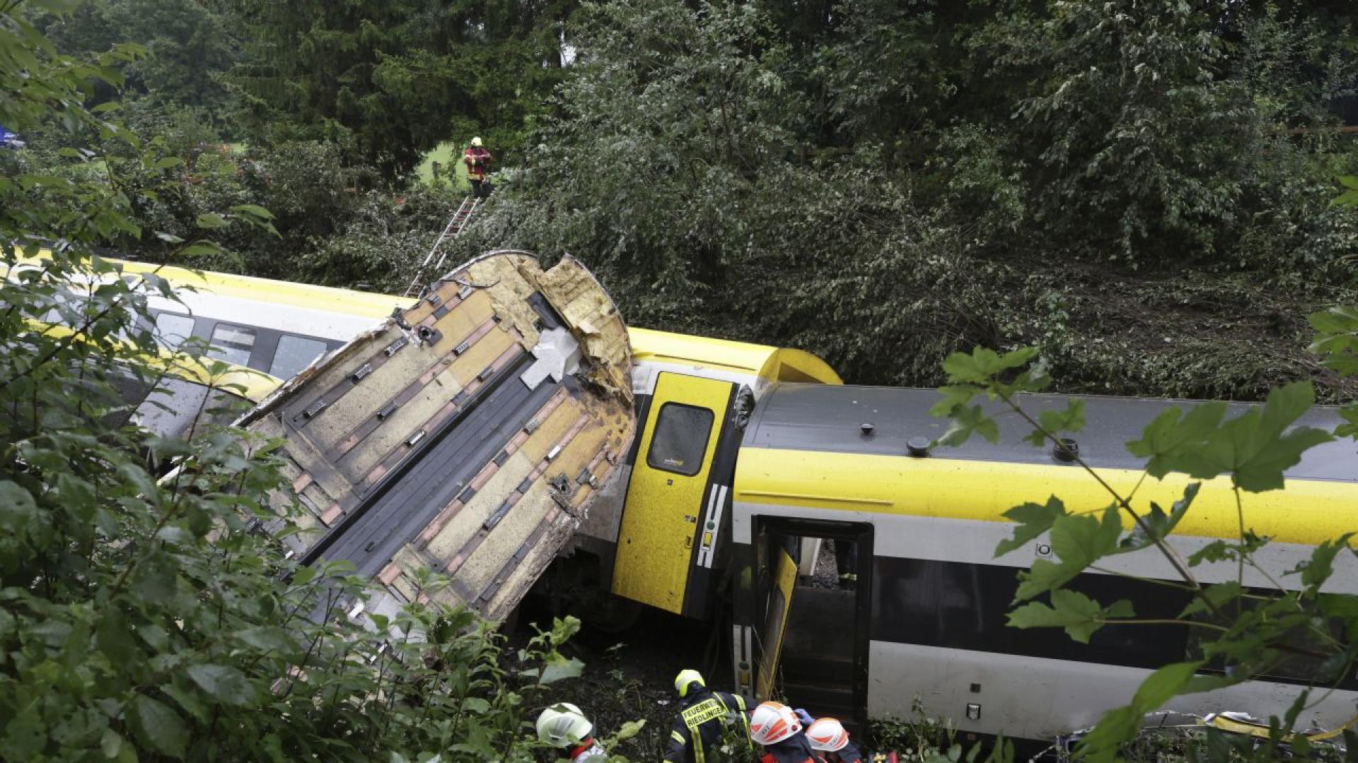 Няколко души загинаха след като пътнически влак дерайлира в югозападна