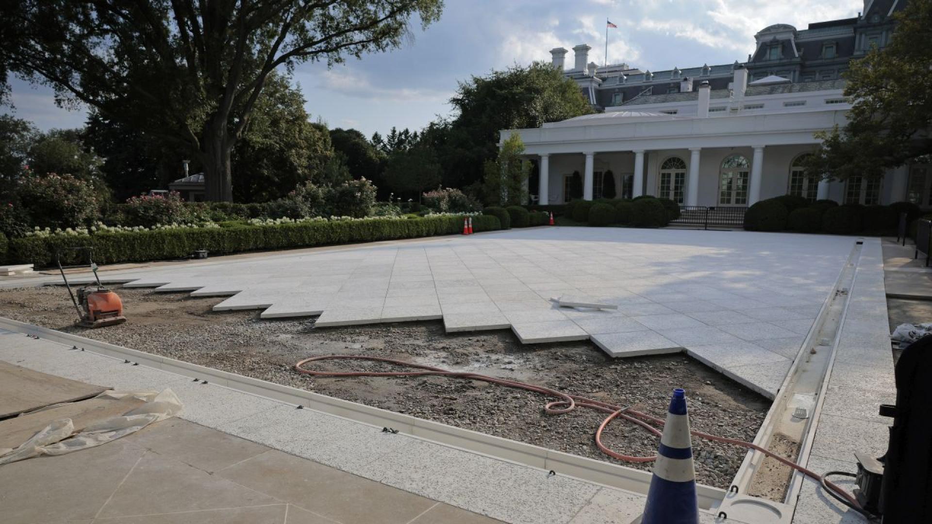 Розовата градина на Белия дом е почти неузнаваема докато президентът Доналд