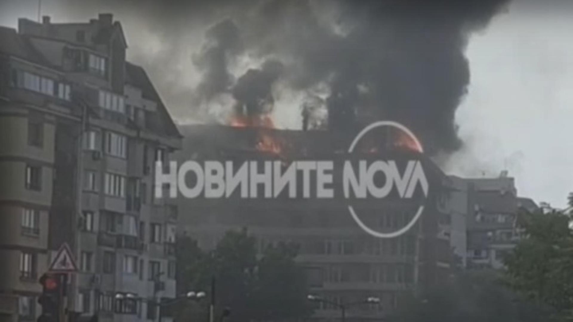Голям пожар се разгоря в новострояща се сграда в София