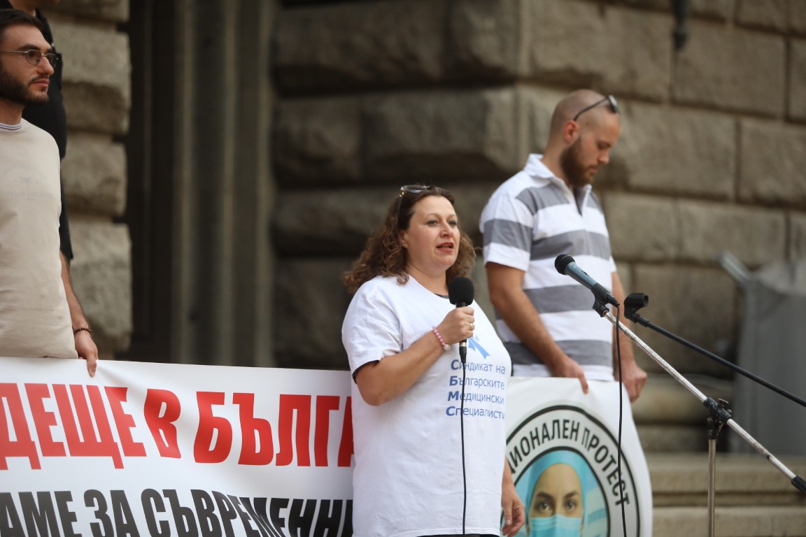<p>Лекарите настояват за гарантиране на достойно заплащане на труда им.</p>