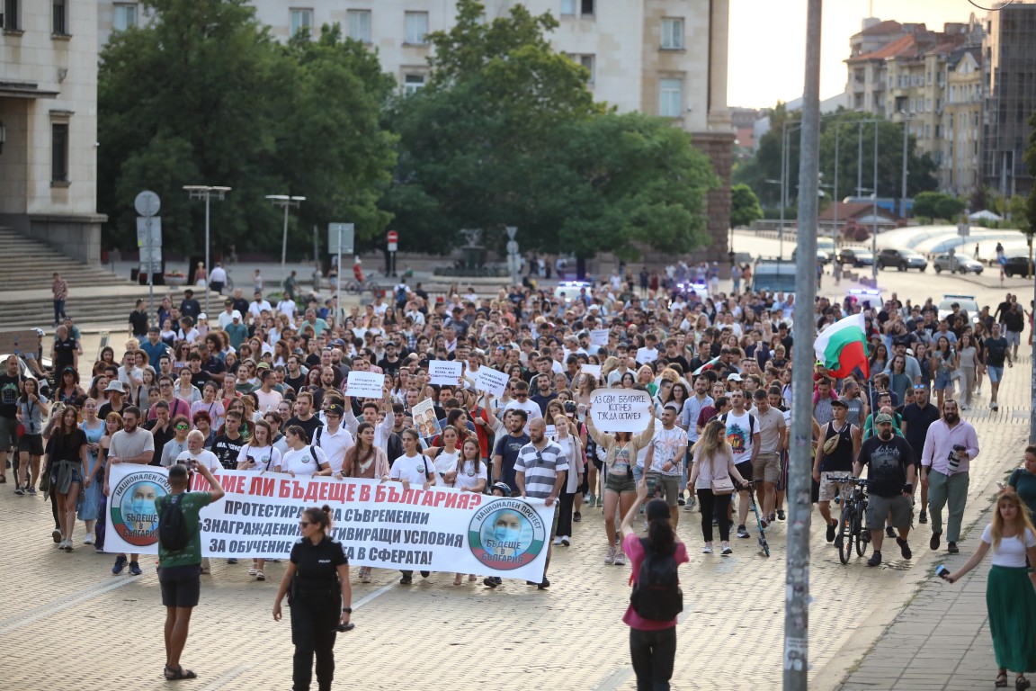 <p>Лекарите настояват за гарантиране на достойно заплащане на труда им.</p>