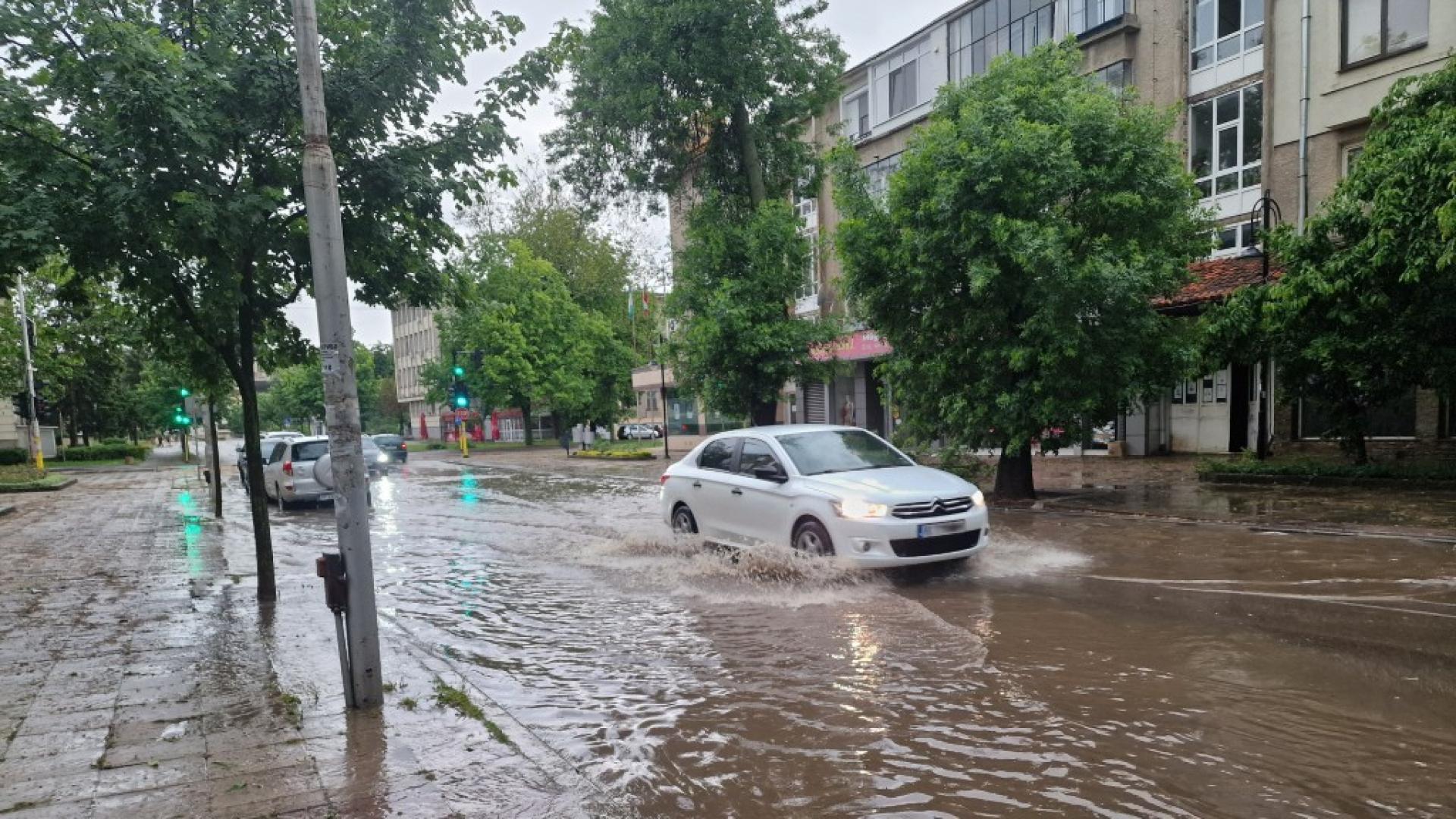 Много силен дъжд с градушка наводни улиците в Раковски за
