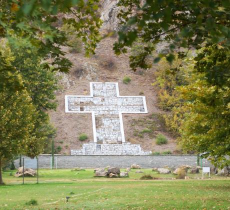 В югозападния ъгъл на България сгушено между планински хребети и