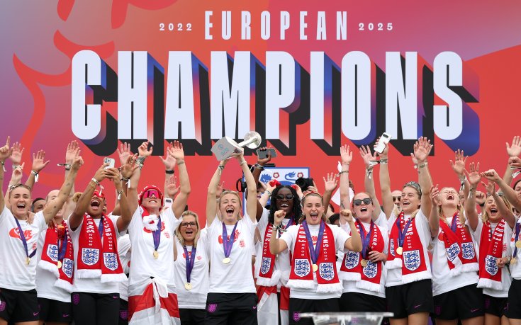 Хиляди фенове в Лондон празнуваха с европейските шампионки по футбол