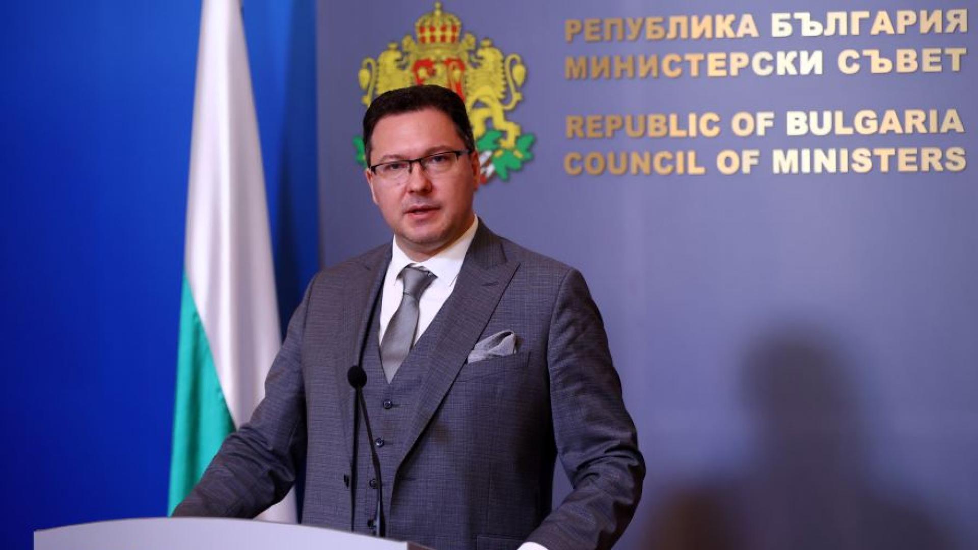 Има и противопожарна техника има и хора Това каза министърът