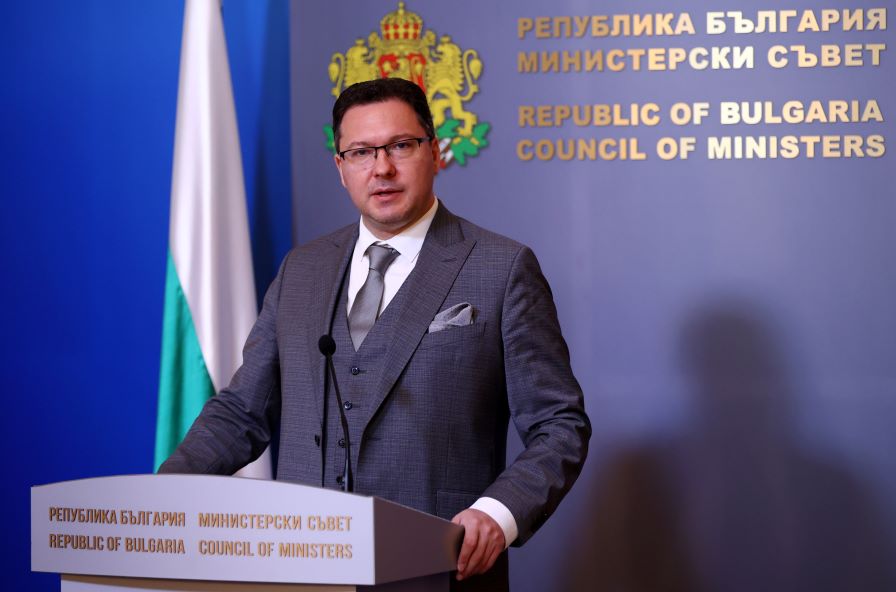 Митов отговори на критиките: Има и противопожарна техника, има и хора