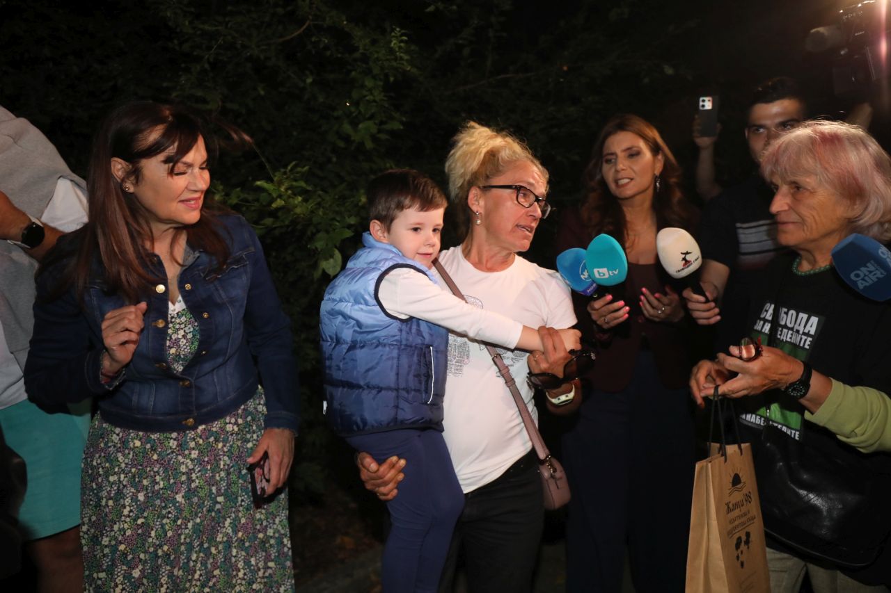<p>Десислава Иванчева беше помилвана от вицепрезидента Илияна Йотова и излезе на свобода. Близките ѝ организираха емоционално посрещане пред дома ѝ, където тя прегърна малкия си син като свободен човек.</p>
