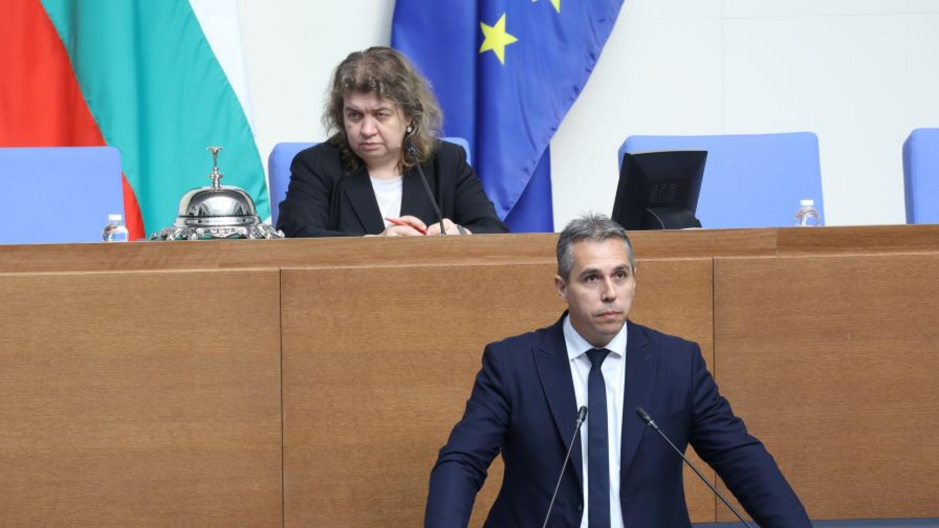 В декларация от парламентарната трибуна от Възраждане поискаха оставката на