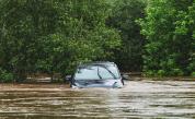 Хатай под вода: Свлачища затвориха пътища, коли отнесени от пороен дъжд