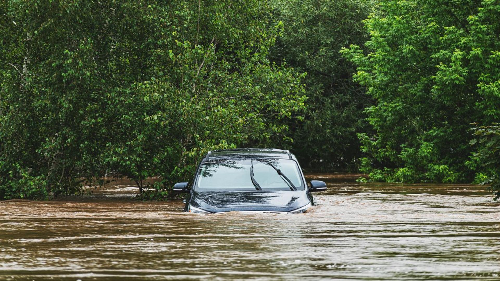 ВГърция горещините преминаха в силни дъждове които доведоха до наводнения