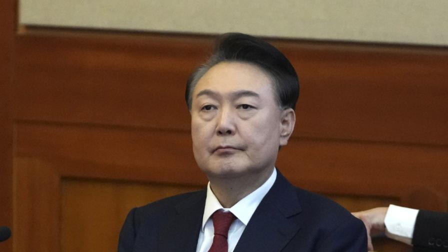 Вившият президент на Южна Корея се съблече, за да не бъде разпитан
