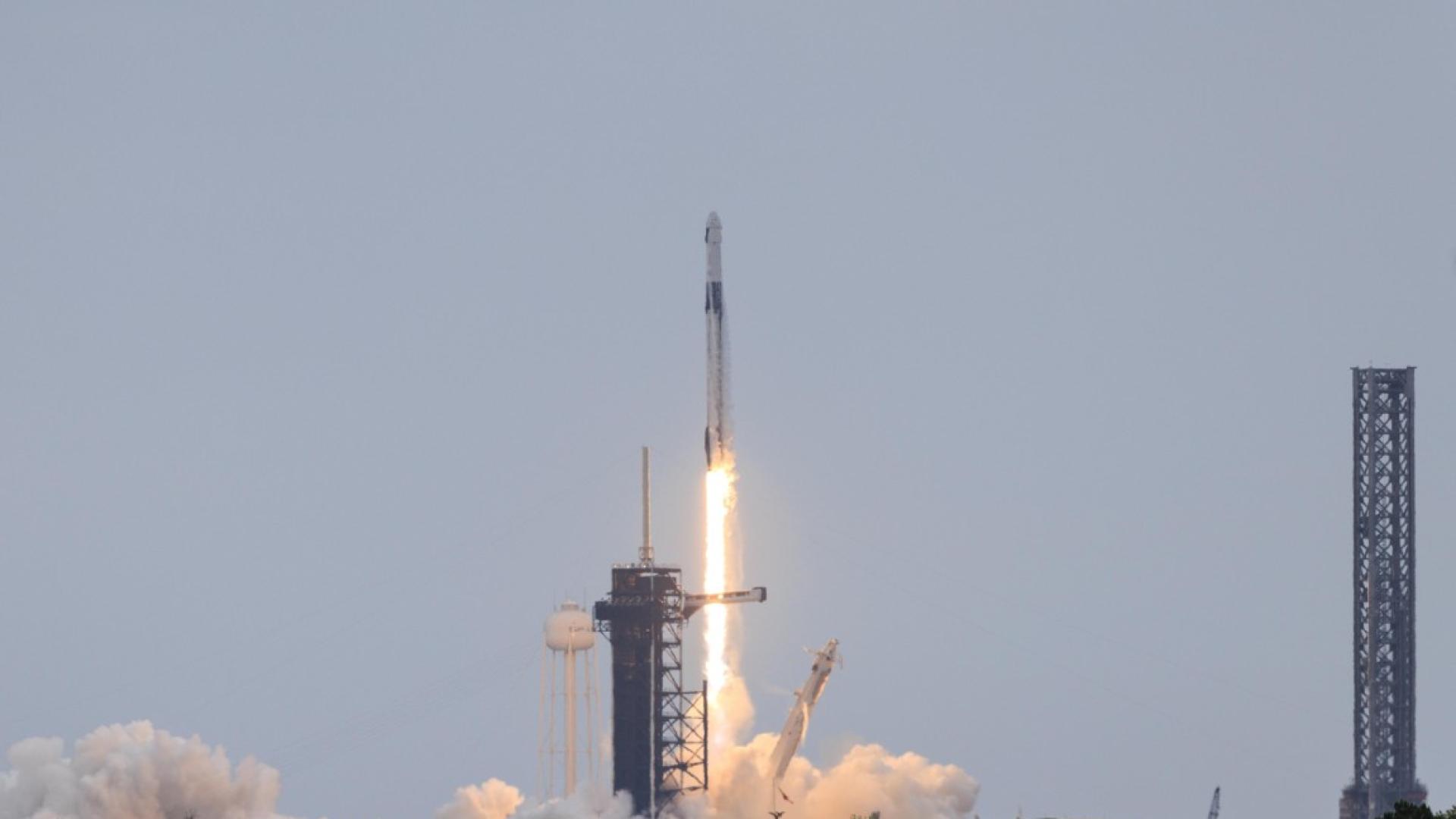 Ракетата Falcon 9 на SpaceX успешно излетя от космическия център