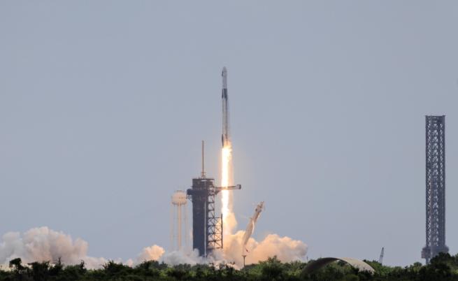Ракетата SpaceX успешно излетя от космическия център Кенеди