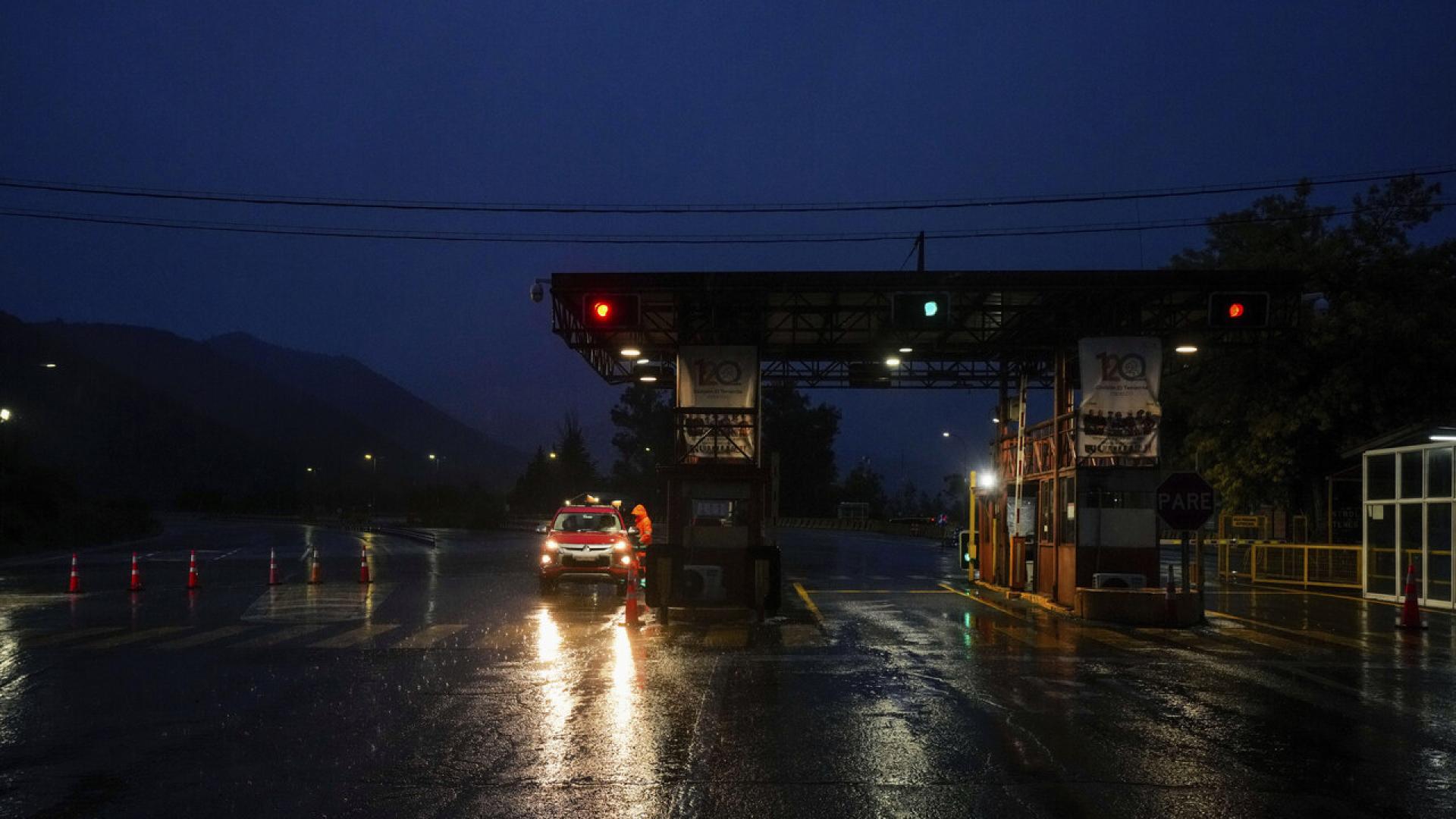 Един миньор е загинал а петима са останали в капан