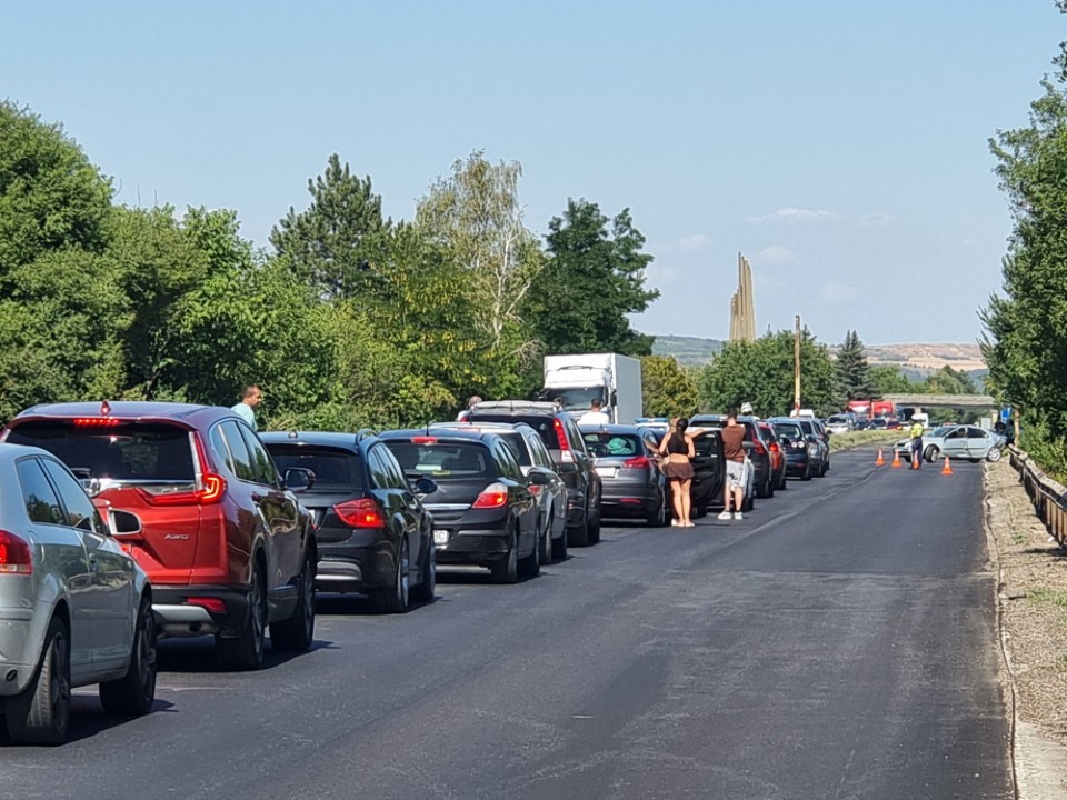 <p>Затруднено е движението на първокласен път в област Плевен в участъка между село Ясен и Долни Дъбник заради катастрофа между два автомобила, един от които е полицейски. Извършват се огледи на мястото на инцидента. При катастрофата няма пострадали.</p>