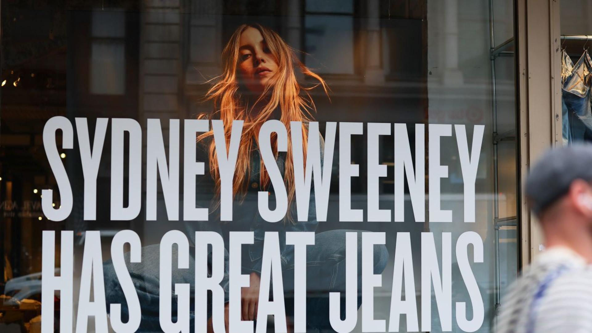 Сидни Суини е навсякъде   Тя се усмихва държейки крем за лице