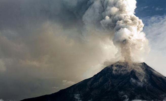 Вулкани в Камчатка изхвърлят пепел на височина 6-7 километра